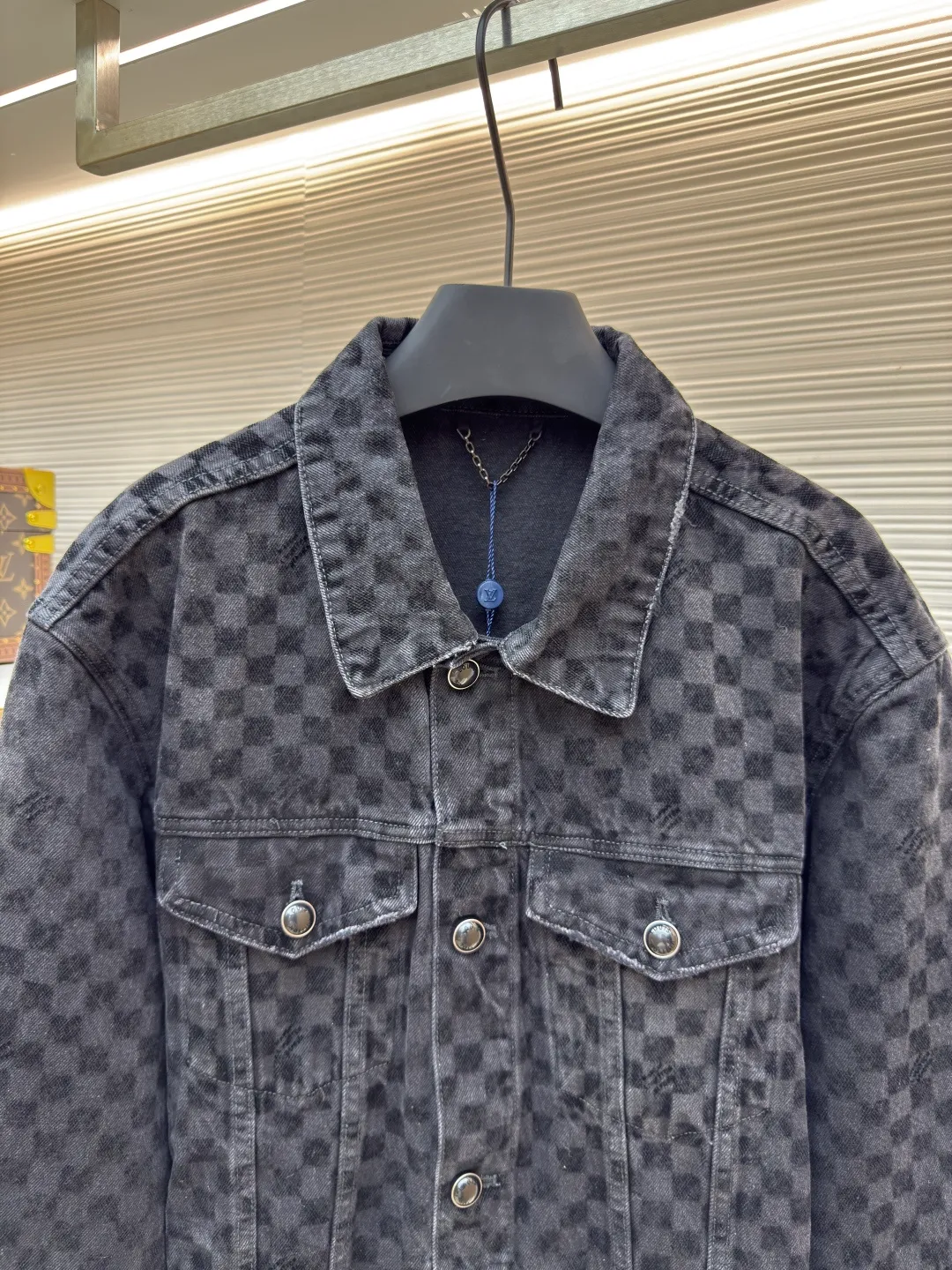 LOUIS VUITTON SS25 plaid gradient flocking denim jacket ●Authentic product: Purchased and developed at 26600 ●Item number: 1680024-C15 ●Fabric: twill cotton denim fabric ●Technology: Washing process ●Version: Fitted version ●Size: 46-48-50-52 ●Weight: about 930g ●Description: Made of 100% pure cotton washed vintage denim. The fabric has been specially treated to present a natural aged effect. The entire trousers are covered with Der check flocking patterns of different shades, subtly integrating the brand's iconic checkerboard elements into the design. The waistband is decorated with pearlescent buttons and metal rivets for decorative details, highlighting exquisite craftsmanship. The classic five-pocket tailoring design not only retains the practical function of traditional denim pants, but also gives it a modern and fashionable silhouette. The overall wiring is straight and delicate, the fabric is comfortable and soft, and the color is consistent without color difference. It can be matched with the same style to create a fashionable look and control various occasions. Customized accessories, complete with three standards, same style for men and women!